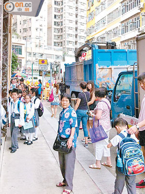 泥頭車違泊，阻礙學生過路。（讀者提供）