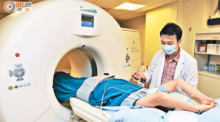 病人接受心臟掃描前要服減慢心跳藥物，以便清楚掃描心臟運作。（資料圖片）
