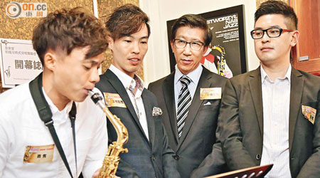 年輕學員即場表演色士風，陳裕光（右二）聽出耳油。