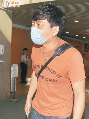 首被告「機友」吳小南作供後由法院七樓後樓梯跑到地下，最終「大方」讓記者拍照。