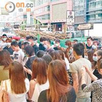 死者的親友在天雨下到現場拜祭。 （容惠玲攝）