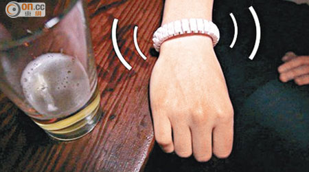 智能手鈪在探測到用家醉酒時，會自動發訊通知家人求助。 