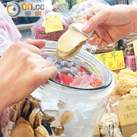 深水埗<br>深水埗北河街街市有攤檔除出售含藥材湯包，亦有天麻、土茯苓及人參等貨品。
