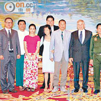 黎智英（左六）被揭一方面資助緬甸反對派，另一方面又拜訪緬甸軍政府洽商投資機會。（資料圖片）