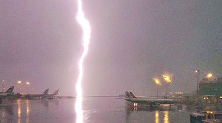 機場雷電交加，出現電擊地面現象。（互聯網圖片）