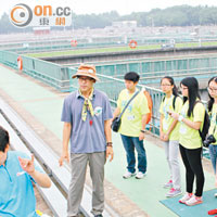 同學全神貫注聆聽職員對南韓污水處理過程的講解。