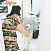 李太平日於家中需長期開動風扇，以防睡房天花出現水珠。