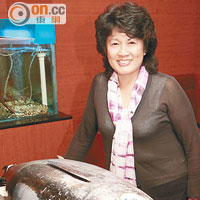 六十公斤重嘅巨型藍鰭吞拿魚，蔡紹霞話分量足夠五、六十人共嘗。