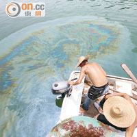 有人不慎將大量汽油倒入海下灣，海面泛起大片油污。