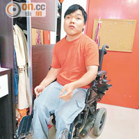 曾先生認為，兩部輪椅機未能應付全邨輪椅使用者需求。