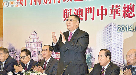 崔世安昨早到中華總商會介紹政綱。
