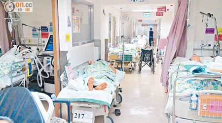 病床佔用病房走廊一半位置，輪椅難通過。
