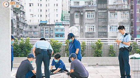 屍體於等候四小時後始由仵工舁走。（葉嘉文攝）