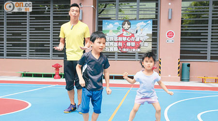 陳國雄（左）稱，「親子跑」運動量切合年幼兒童的需要。<br>開合跳<br>雙腿一開一合，跳躍約三十秒。