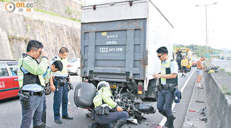 警員檢查肇事電單車。