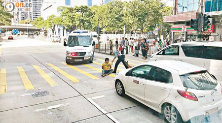 涉襲警南亞裔男子被警員及警犬制服。（讀者提供）