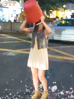 少女上載於馬路進行冰桶挑戰的短片，事後被指遺下冰塊影響行車安全。