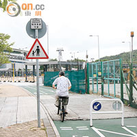 有騎單車人士不推車直接踩過行人路。