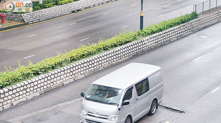 大河道一段行車路面凹凸不平，行車安全備受關注。