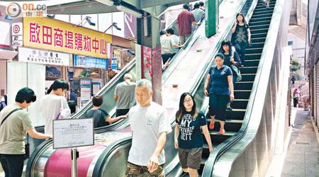 連接啟田商場天橋與藍田站的扶手電梯頻故障，居民需徒步往港鐵站。