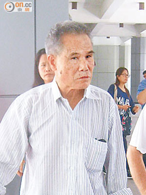被告陳汝光（左）承認誤殺罪後獲准保釋候判。