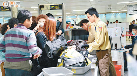 在台灣，安檢隊若發現旅客攜帶超額外幣，便會通報關務署。