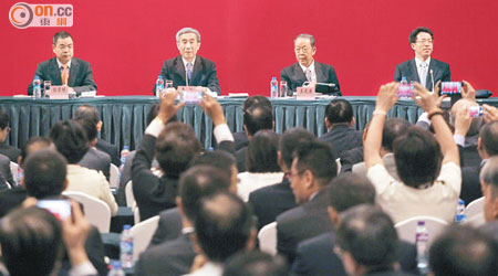 李飛（左二）明確表示提委會要按四大界別同等比例組成。（黃永俊攝）