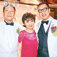 腎病基金永遠榮譽會長兼雅芳婷老闆許章榮（左）、歌星張德蘭（中）及夫婿楊偉誠（右）三人好老友，同場行善。