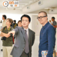 外號「又一山人」的設計師黃炳培（右）抽空欣賞是次展覽，期間與友人有講有笑。
