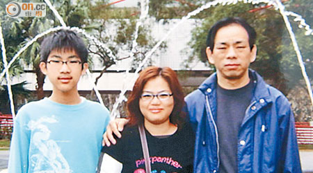 家維早年與父母溫馨合照。