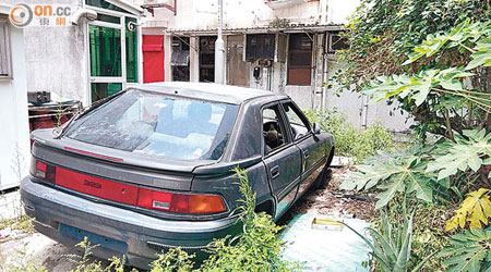 屯門新墟村一帶有七部廢置車輛阻塞通道，亦對衞生環境造成影響。