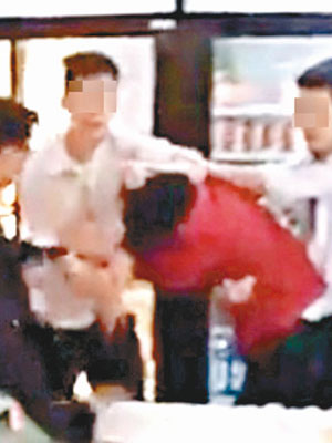 兩名男子互毆，經理拍枱喝停。（互聯網圖片）