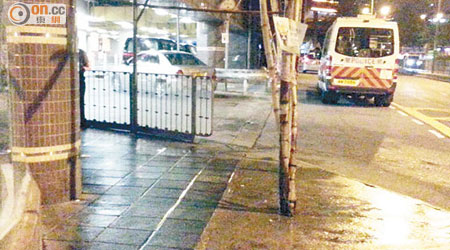 馬鞍山鞍祿街有棚架滴水，致路面濕滑。（讀者提供）