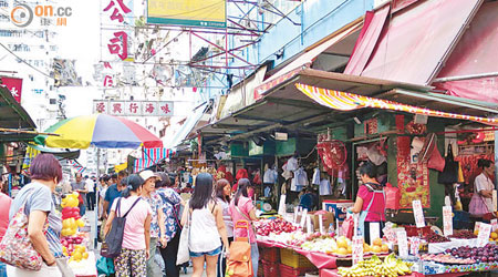 旺角廣東道小販攤檔被指擴展範圍擺放貨物，導致車輛無法駛入。