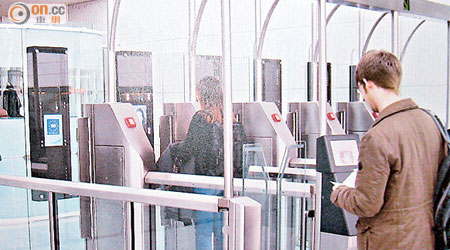 德國自助出入境通道，設有顯示屏替旅客進行容貌辨識。