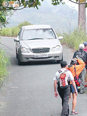 車輛駛入禁路後更胡亂泊車，阻塞行山徑出入口。