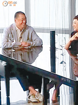 黎智英（左）下午在餐廳參與節目錄影，同場還有公民黨前立法會議員陳淑莊。
