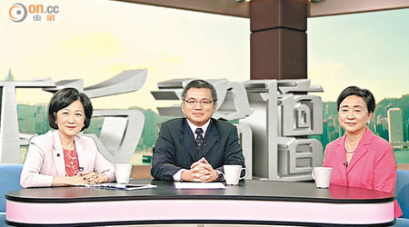 葉劉淑儀（左）與劉慧卿（右）出席「ontv東網電視」節目《正反論壇》，激辯政改問題。