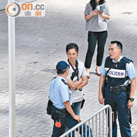 政府總部外昨有警務人員在場視察，為警方部署行動做好準備。