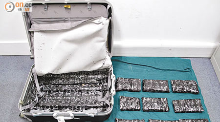 海關當時展示涉案行李篋的暗格內藏可卡因毒品。