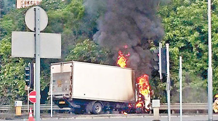 凍櫃車車頭起火，冒出大量濃煙。（互聯網圖片）