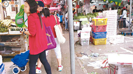 大埔鄉事會坊有菜檔違例擴展營業，除將貨物置於行人路，更堆於馬路。