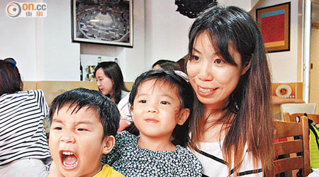 小團友宏豪的媽媽（右）希望兒子可以認識到本港不同文化的人，擴闊世界觀。