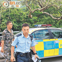 解放軍車司機（左）協助警方調查事件。