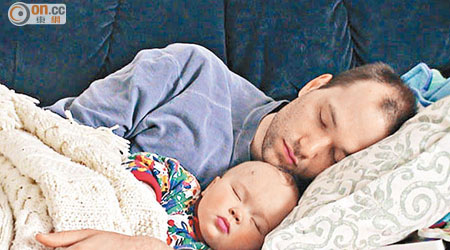 研究指嬰兒和父母同睡，或令嬰兒較「醒瞓」。