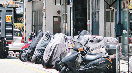 臨福街電單車泊位經常出現「一位難求」問題，違泊情況經常可見。