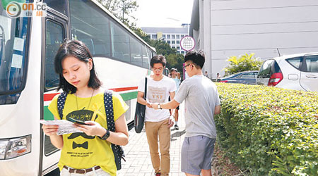 學生會在中大校園內派發黃絲帶，呼籲學生響應罷課。（何頴賢攝）