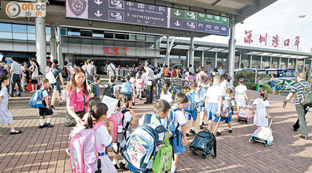 大批跨境學童昨經深圳灣口岸過關來港上學。
