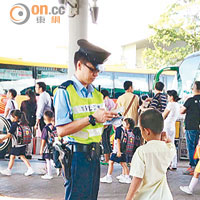 有跨境學童需由警員協助尋回跨境校巴。（袁志豪攝）