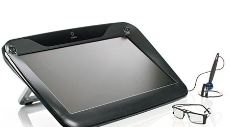 互動虛擬立體顯示屏外形如一台平板電腦，並配有特製眼鏡及筆。（互聯網圖片）